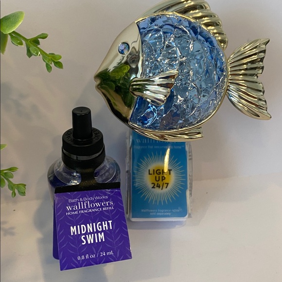 Bath & Body Works Fiber Optic “Fish” Light Up 24/7 Wallflower Plug & Refill - Picture 1 of 11